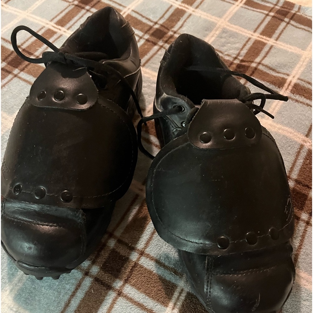 Umpire shoes sz 10. Brand 3n2. With shields on top of shoe. Barely used.